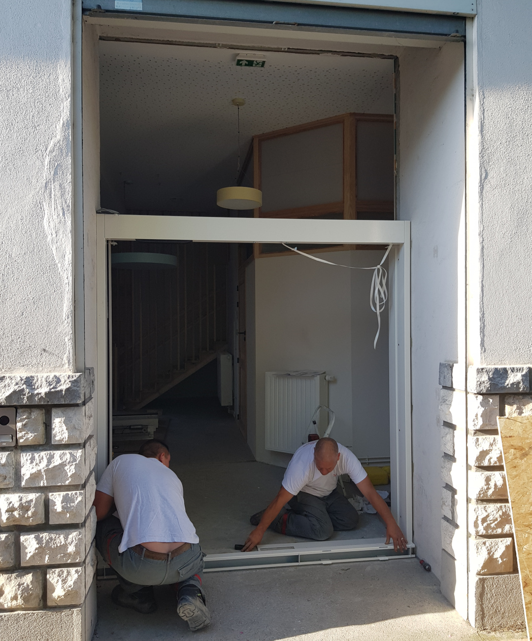 Montage du dormant dans la maçonnerie à l'aide du gabarit de pose